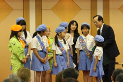 ガールスカウトや子ども会の子どもたちと歓談する福田総理